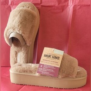 NWT Muk Luks Platform Slippers Size 7-8 (Closet)